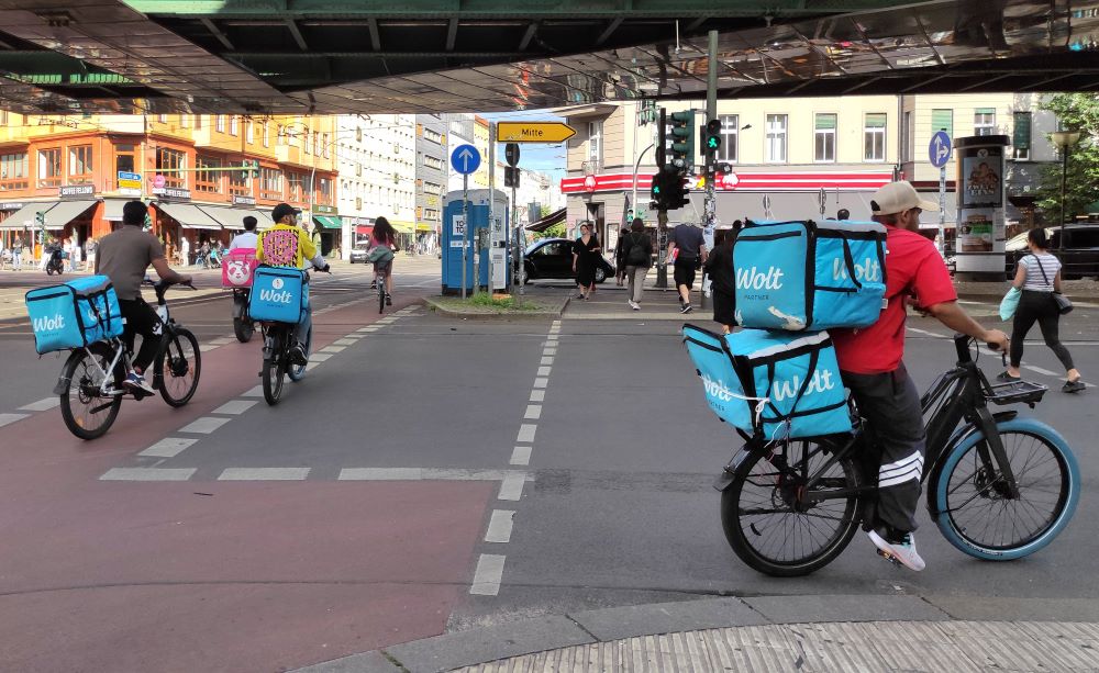 Lieferkurier:innen an Kreuzung in Berlin-Prenzlauer Berg | Foto: imago-images.de - Sabine Gudath 