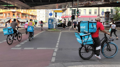 Lieferkurier:innen an Kreuzung in Berlin-Prenzlauer Berg | Foto: imago-images.de - Sabine Gudath 